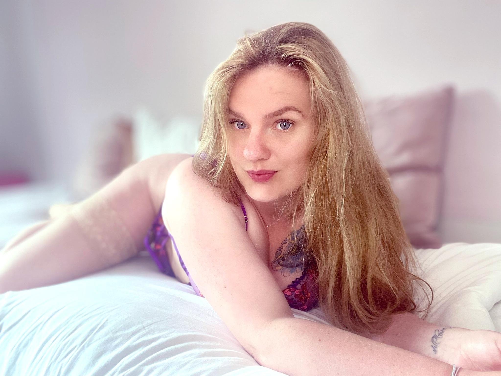 __samanthaalice Live Image