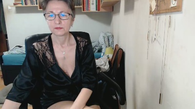 ChaudeRoxane live from United Kingdom