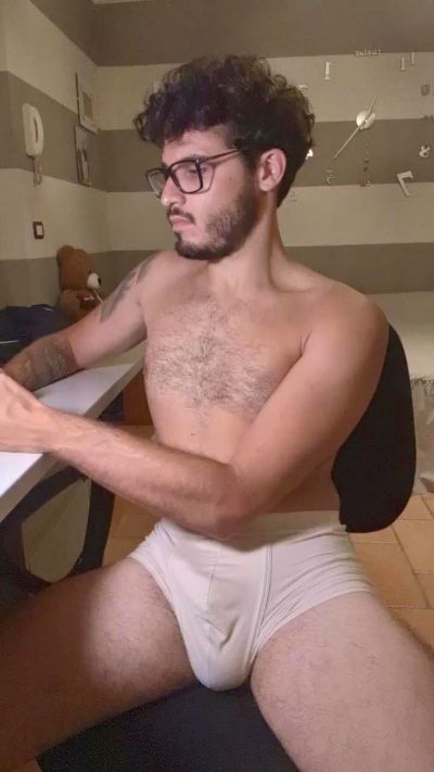 LeoLove98 live from Italy