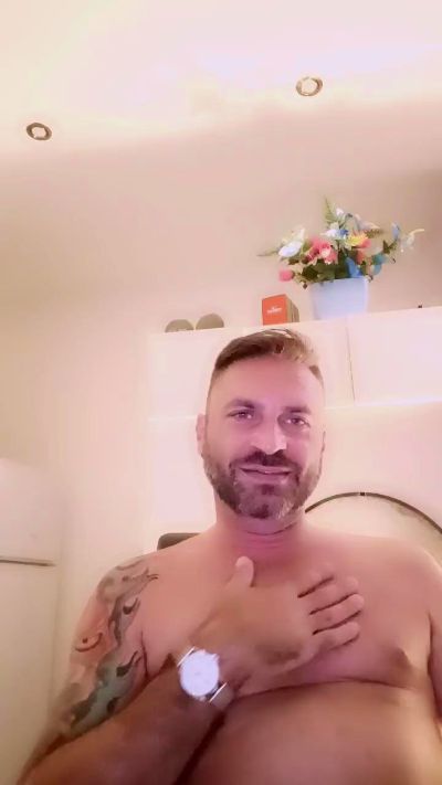 sborrone1980 live from Italy